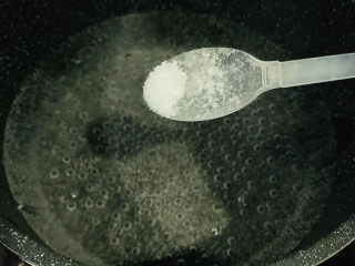 6、芦笋炒肉片,加少许盐；