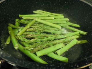 8、芦笋炒肉片,芦笋放入焯水；