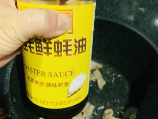 13、芦笋炒肉片,肉片大火炒变色，调小火，加蚝油；