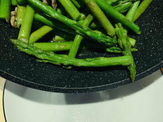 16、芦笋炒肉片,大火快炒，炒均匀调料，即可出锅；