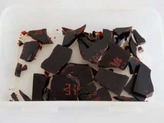1、阿胶糕固元膏,阿胶掰成尽量小的块状，放入可以密封的容器