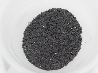 8、阿胶糕固元膏,黑芝麻如果是生的放锅中小火炒熟即可。