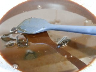 10、阿胶糕固元膏,小火熬到融化后，加冰糖碎，小火慢慢熬，不停的搅拌。(需要耐心)