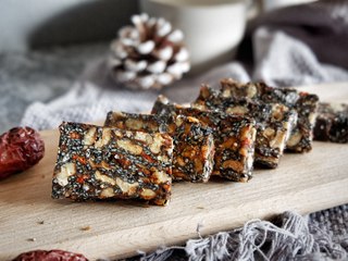 18、阿胶糕固元膏,将擀压平整的固元膏在室温下冷透，放冰箱冷藏30-40分钟，切片。