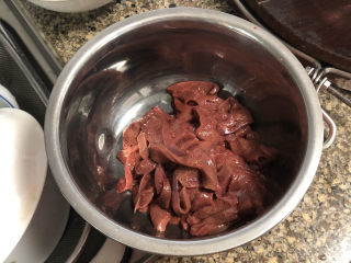 2、青椒炒猪肝,猪肝切薄片