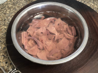 3、青椒炒猪肝,用清水浸泡两小时，期间要多次换水，尽量多泡出血水，或者在流动水下冲洗