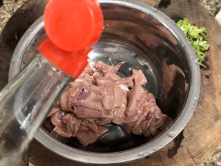 4、青椒炒猪肝,腌制：一汤匙料酒