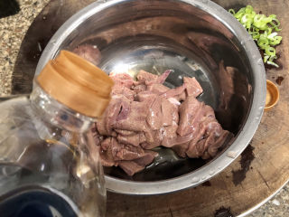 5、青椒炒猪肝,一茶匙生抽