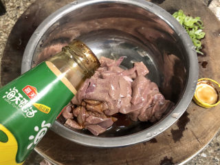 6、青椒炒猪肝,一茶匙耗油