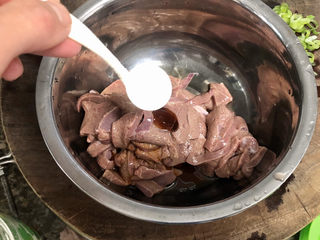 7、青椒炒猪肝,少许食盐