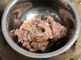 8、青椒炒猪肝,少许白胡椒粉