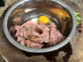 9、青椒炒猪肝,打入一个鸡蛋