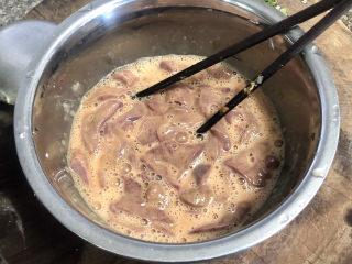 11、青椒炒猪肝,腌制15分钟