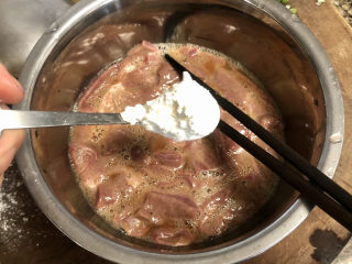 10、青椒炒猪肝,搅拌均匀，加入适量生粉抓匀