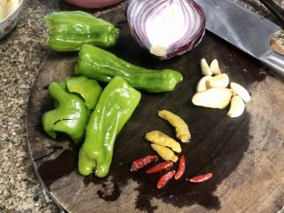 12、青椒炒猪肝,还需要四个青椒，半个洋葱，四五个干辣椒，三个泡椒，一小块姜，四五个蒜瓣