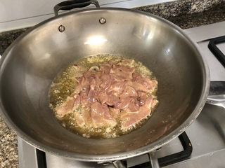 13、青椒炒猪肝,热锅冷油，油温热，加入猪肝滑炒到猪肝变色盛出备用