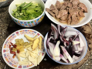 14、青椒炒猪肝,青椒切块，洋葱切块，姜切片，蒜切片，干辣椒泡椒切段