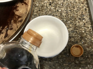 15、青椒炒猪肝,准备调味汁：两汤匙生抽或者一汤匙生抽➕一汤匙老抽