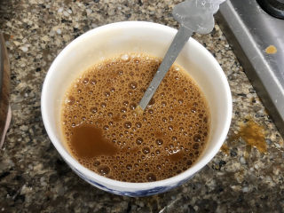 20、青椒炒猪肝,搅拌均匀，加入四汤匙凉开水拌匀，尝下咸淡根据个人口味添加少许盐定味