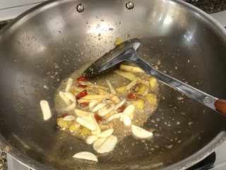 21、青椒炒猪肝,热锅冷油，加入蒜片姜片泡椒干辣椒小火煸炒一分钟