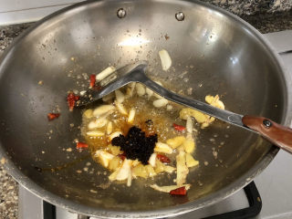 22、青椒炒猪肝,加入一小勺老干妈，炒出红油，不想吃辣的宝宝可以省略