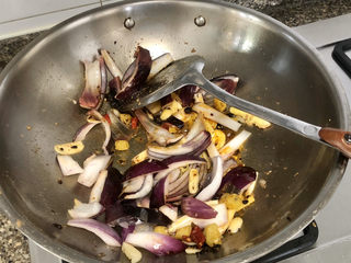 23、青椒炒猪肝,加入洋葱块，中火煸炒出香味