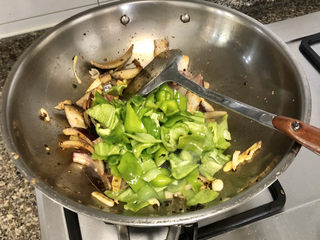 24、青椒炒猪肝,转中大火，加入青椒块，翻炒一分钟