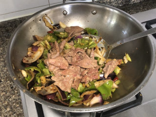 25、青椒炒猪肝,加入猪肝