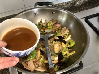 26、青椒炒猪肝,淋上调味汁，翻炒均匀