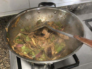 27、青椒炒猪肝,中火翻炒一两分钟收汁即可出锅