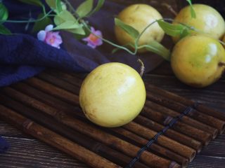 2、冬喝金色百香果蜂蜜茶,因为工作忙，没来得急打理就放在冰箱里了，百香果颜色变得黄黄的啦，很招人喜爱。这是在天色将近黑了时候拍的照片，色彩有些暗淡，如果是在光线充足的情况下拍照，图片会很鲜亮的。 百香果富含维生素C，能有效提高人体免疫；百香果富含蛋白质、高纤维、维生素等超过100种有益健康的物质。 １个百香果维生素Ｃ含量＝８个橙子＝８个苹果