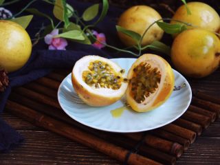 4、冬喝金色百香果蜂蜜茶,这个是外皮磕碰受伤的金色百香果，切开后果肉如图完好无损，不影响食用。