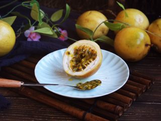 5、冬喝金色百香果蜂蜜茶,如果买回来的金色百香果的甜度酸度能接受的话，就可以将百香果切开直接用勺子挖着吃。 不同产地的金色百香果甜度酸度不同，我买的这批金色百香果又香甜又大，百分百的能直接用勺子挖着吃，好吃的停不下来。