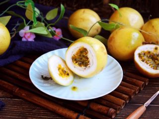 6、冬喝金色百香果蜂蜜茶,切开百香果，很多人为如何把它的籽跟果肉分离出来感到很纠结，其实百香果的籽跟石榴籽是一样的道理，是可以吃进肚子的，它的口感脆脆的，与酸甜的果肉一起吃到肚里，别有一番滋味哦！