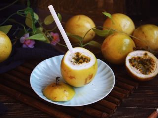 7、冬喝金色百香果蜂蜜茶,另外一种吃法是用工具把金色百香果的最上端切开，用较粗的吸管吸着吃也可以。