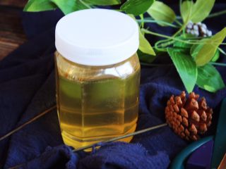 9、冬喝金色百香果蜂蜜茶,准备好适量的蜂蜜。