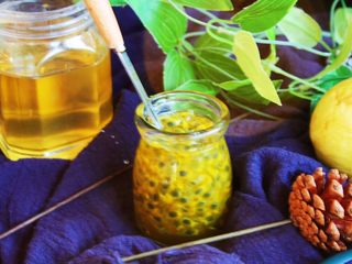 13、冬喝金色百香果蜂蜜茶,食用时搅拌均匀即可。