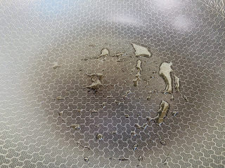 5、豆腐鱼头汤.,锅中加入少许油加热