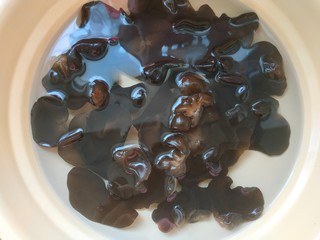 1、黄瓜木耳炒鸡蛋,木耳提前泡发，洗净，控干水分备用