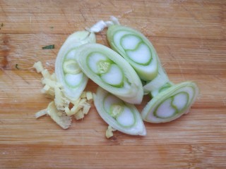 5、黄瓜木耳炒鸡蛋,葱切片儿，姜切碎