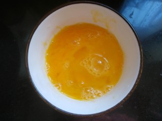 6、黄瓜木耳炒鸡蛋,鸡蛋打散，调匀