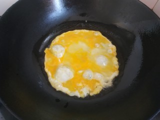 8、黄瓜木耳炒鸡蛋,锅中放入适量植物油，烧热，放入蛋液煎至成形，切成小块