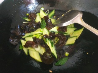 12、黄瓜木耳炒鸡蛋,放入木耳翻炒