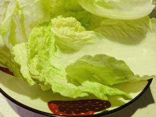 2、白菜包肉,将白菜一片片掰下,不要切