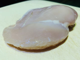 4、白菜包肉,鸡胸肉准备