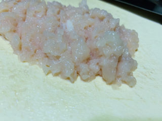 5、白菜包肉,将鸡胸肉剁成泥