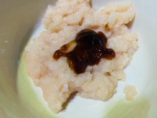 6、白菜包肉,装入碗内,加1勺蚝油