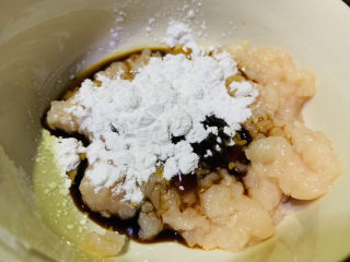 8、白菜包肉,1勺淀粉,往同一个方向搅拌均匀调料