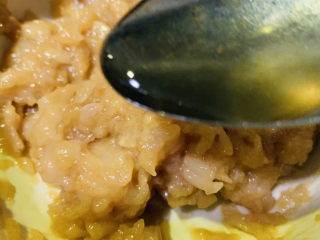 9、白菜包肉,加1勺油锁住水分