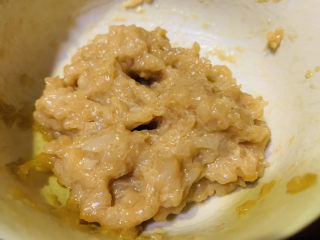 10、白菜包肉,将鸡胸肉泥腌制10分钟